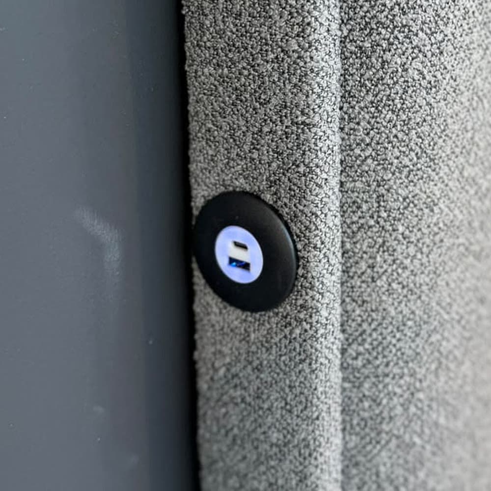 Close-up van de verlichte USB-C-aansluiting in het hoofdbord van de Bohem