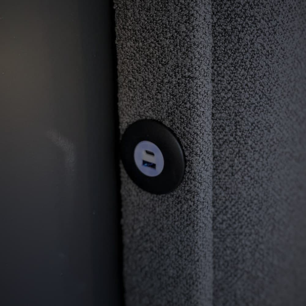 Close-up van de USB-C-aansluiting in het hoofdbord van de Bohem